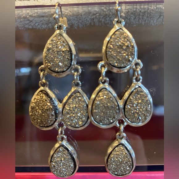10 pair of lightweight dangle earrings. - Picture 9 of 11